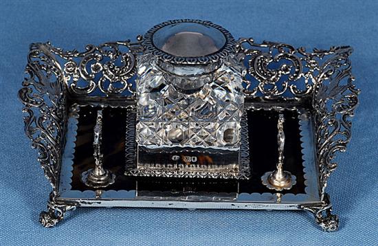 A good Edwardian silver and tortoiseshell inkstand, Length approx 6 ½”/164mm Depth approx 5”/125mm Weight base only 7.7oz/219grms.